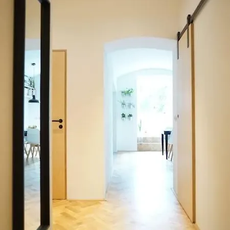 Design Near Castle شقة *